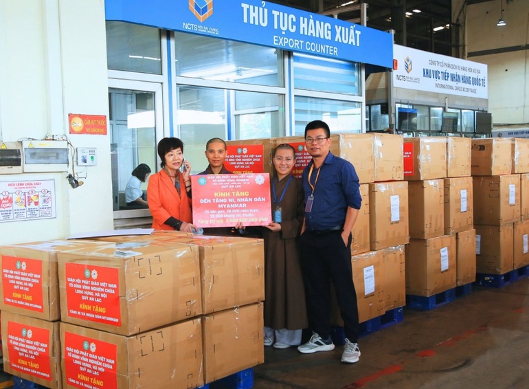 Chư Tăng Ni, Phật tử tổ đình Vĩnh Nghiêm - chùa Long Hưng (TP.Hà Nội) thực hiện chương trình hướng về Myanmar