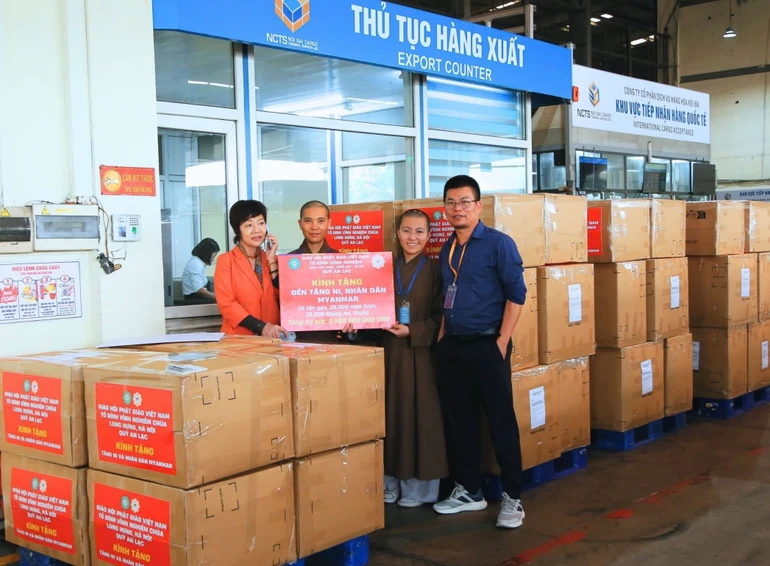 Chư Tăng Ni, Phật tử tổ đình Vĩnh Nghiêm - chùa Long Hưng (TP.Hà Nội) thực hiện chương trình hướng về Myanmar