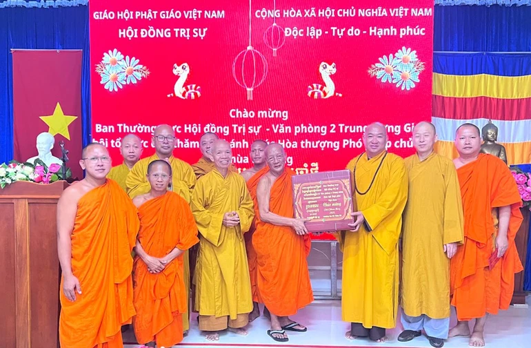 Thượng tọa Thích Phước Nguyên dâng quà chúc Tết cổ truyền đến Hòa thượng Tăng Nô, Phó Pháp chủ Hội đồng Chứng minh - Ảnh: Danh Đà Quí