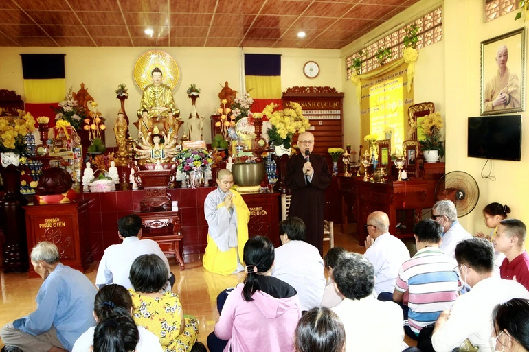 Hòa thượng Thích Chơn Nguyên động viên bà con khiếm thị cố gắng vượt qua khó khăn