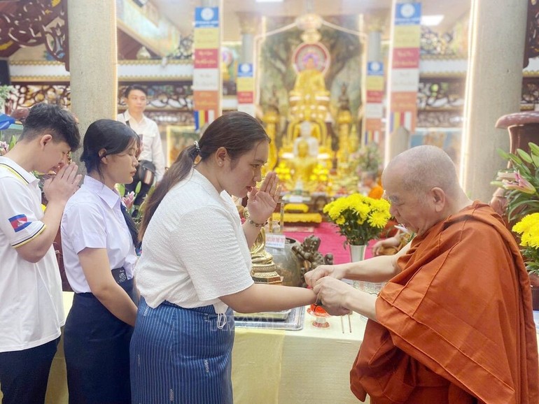 Hòa thượng Thích Thiện Tâm buộc chỉ tay cho sinh viên, chúc may mắn trong năm mới