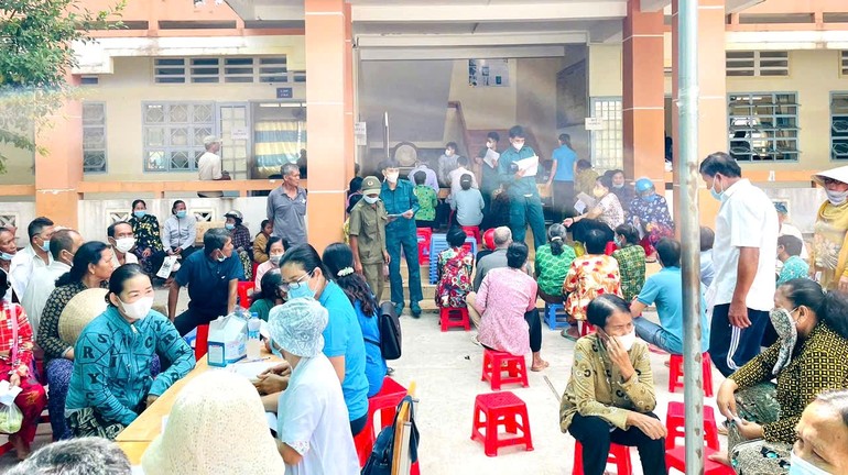 Bà con nghèo ở H.Long Phú, tỉnh Sóc Trăng chờ đến lượt được khám bệnh