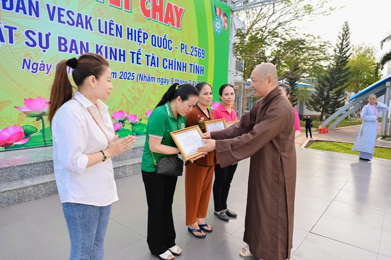 Thượng tọa Thích Thiện Thuận trao Bằng công đức đến đại diện các đơn vị, cá nhân đóng góp cho chương trình