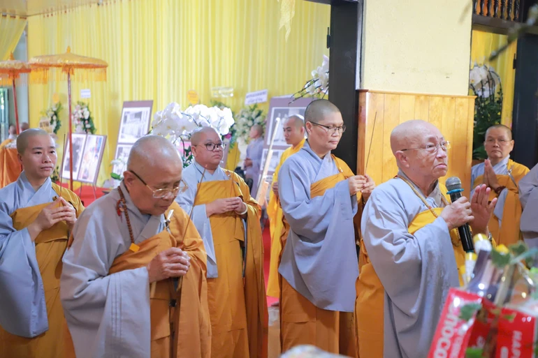 Chư Ni Phân ban Ni giới T.Ư thành kính dâng hương tưởng niệm Ni trưởng Thích nữ Diệu Tâm