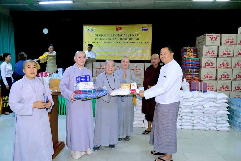 Phân ban Ni giới GHPGVN TP.HCM và chùa Long Hưng trao 1.000 phần quà đến nạn nhân ảnh hưởng động đất tại Myanmar - Ảnh: NGTPHCM