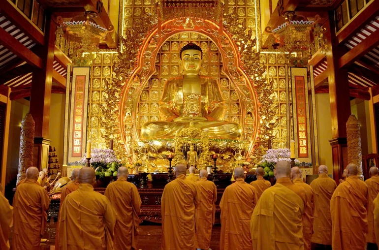 Chư tôn đức cử hành Lễ Bố-tát tại chánh điện Việt Nam Quốc Tự - Ảnh: Bảo Toàn/BGN