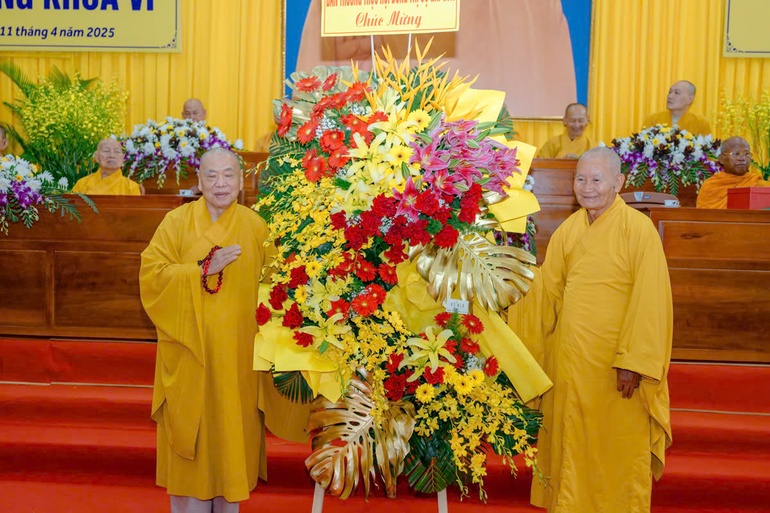 Trưởng lão Hòa thượng Thích Thiện Pháp trao quà chúc Tết đến hệ phái Phật giáo Nam tông Khmer tại tỉnh An Giang, Trưởng lão Hòa thượng Thích Huệ Tài đại diện tiếp nhận