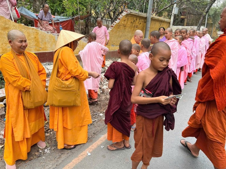 Đoàn chư Ni hệ phái Khất sĩ và tịnh xá Ngọc Phương cúng dường đến các tu sĩ