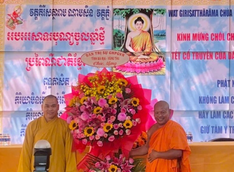 Thượng tọa Thích Thiện Thông tặng hoa chúc mừng Tết cổ truyền Chôl Chnăm Thmây