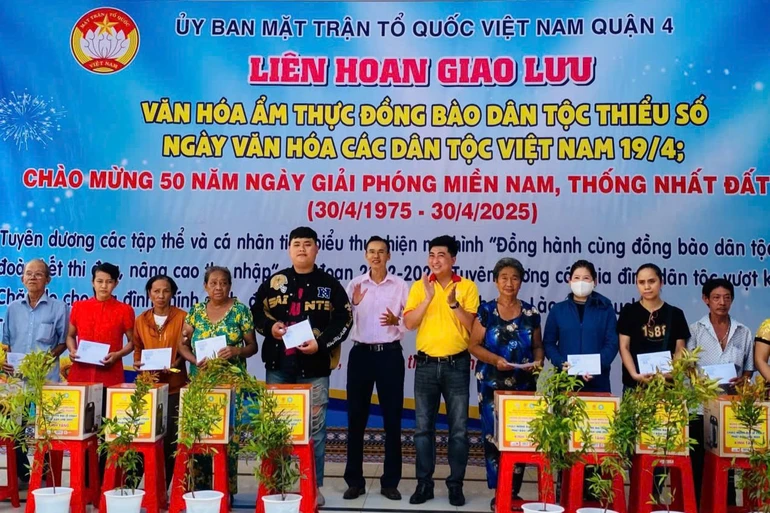Đại diện chùa Tường Nguyên tặng quà đến bà con nghèo nhân Ngày Văn hóa các dân tộc Việt Nam - Ảnh: T.N