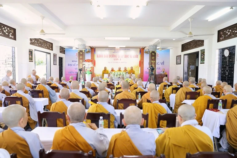 Quang cảnh buổi khai mạc Khóa bồi dưỡng Luật học của Ni giới tỉnh Tiền Giang năm 2025