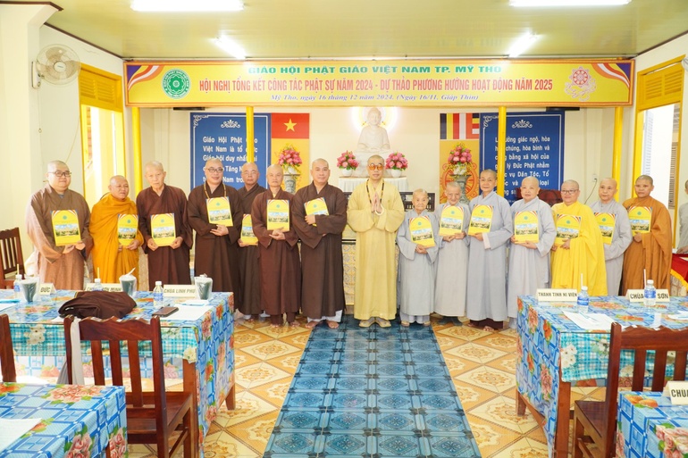 Đại diện 15 cơ sở tụ viện tại TP.Mỹ Tho nhận quyết định thành lập Ban Quản trị 