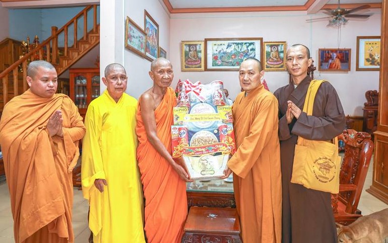 Thượng tọa Thích Viên Quang chúc Tết Chôl Chnăm Thmây đến Trưởng lão Hòa thượng Chau Ty, Phó Pháp chủ Hội đồng Chứng minh