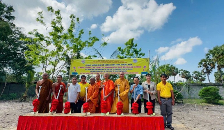  Chư Tăng, đại diện địa phương và đoàn từ thiện khởi công xây dựng 3 trường học tại chùa Tà Ngao - Ảnh: T.N