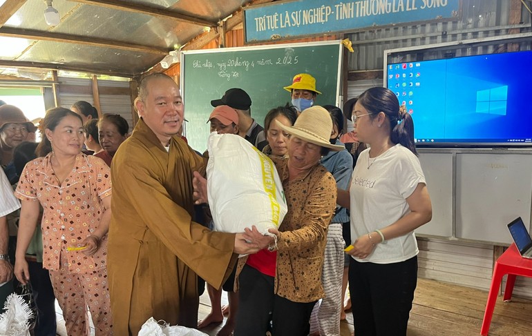 Đại đức Thích Đồng Quảng trao quà tại Lớp học tình thương làng bè hồ Trị An 