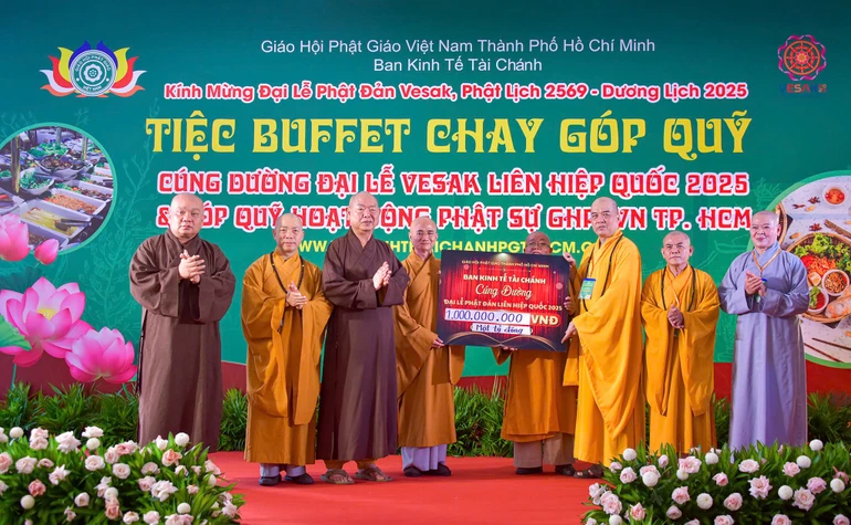Chư tôn đức Ban Kinh tế - Tài chánh TP.HCM trao bảng ủng hộ đến đại diện Ban Trị sự GHPGVN TP.HCM cúng dường Đại lễ Vesak 2025 - Ảnh: Quảng Đạo