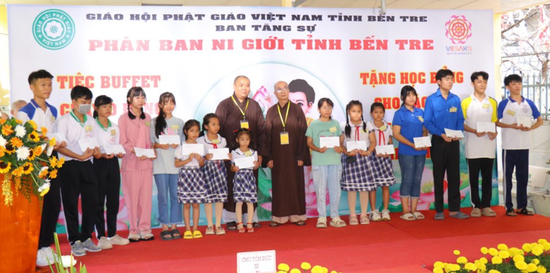 Ban Tổ chức trao tặng 111 học bổng cho học sinh tiểu học