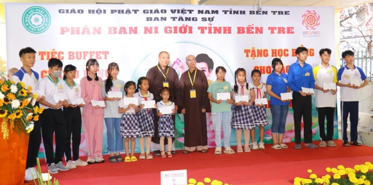 Ban Tổ chức trao tặng 111 học bổng cho học sinh tiểu học