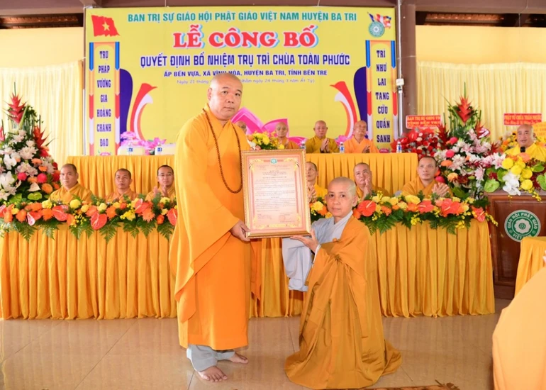 Thượng tọa Thích Trí Thọ trao quyết định bổ nhiệm Ni sư Thích nữ Linh Đạm trụ trì chùa Toàn Phước