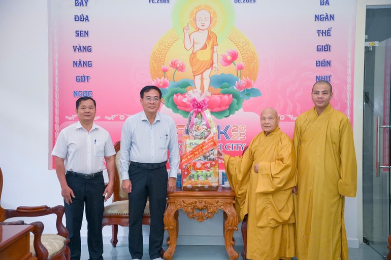 Ông Nguyễn Duy Tân, Giám đốc Sở Dân tộc và Tôn giáo TP.HCM thăm và chúc mừng Phật đản đến Trưởng lão Hòa thượng Thích Thiện Nhơn