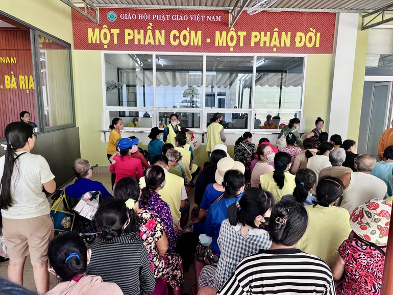 Người bệnh và thân nhân tại Bệnh viện Bà Rịa trong ngày khai trương bếp ăn miễn phí