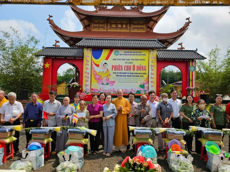 Ban Tổ chức trao quà đến những hộ khó khăn tại địa phương