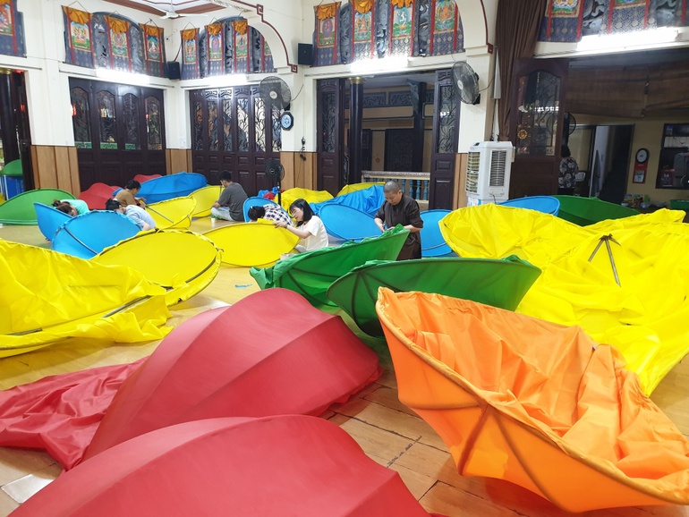 Các Phật tử cùng căn chỉnh những cánh hoa sen bảy sắc chuẩn bị tôn trí trên kênh Nhiêu Lộc