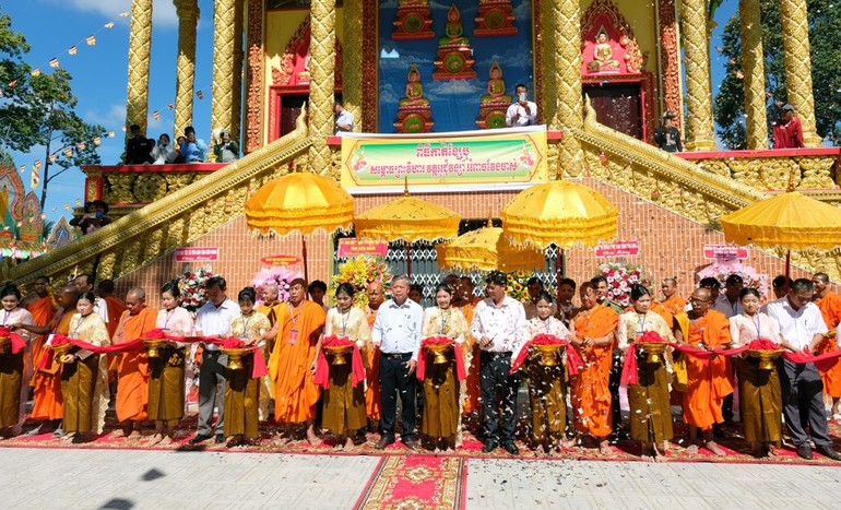 Cắt băng khánh thành ngôi chánh điện chùa Sóc Ven Cũ