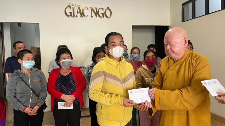 Hòa thượng Thích Duy Trấn trao tiền ủng hộ của bạn đọc đến bệnh nhân có hoàn cảnh khó khăn 