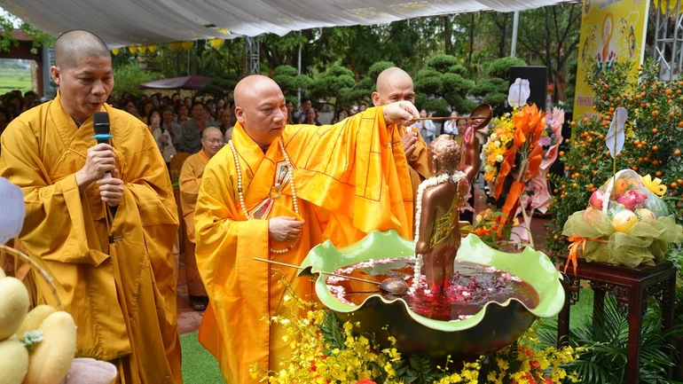 Lễ Tắm Phật theo truyền thống tại chùa Vạn Phúc