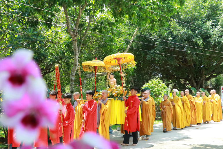Đoàn cung rước tôn tượng Đức Phật sơ sinh trong khuôn khổ khóa tu Kính mừng Đại lễ Phật đản