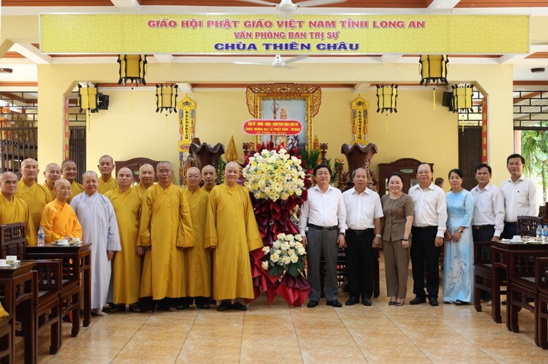 Bí thư Tỉnh ủy tỉnh Long An Nguyễn Văn Quyết tặng hoa chúc mừng Phật đản Phật lịch 2569