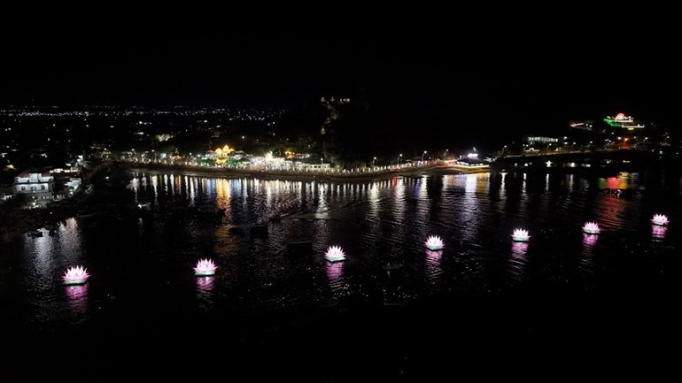 7 hoa sen được thắp sáng trên Đầm Nai kính mừng Đại lễ Phật đản