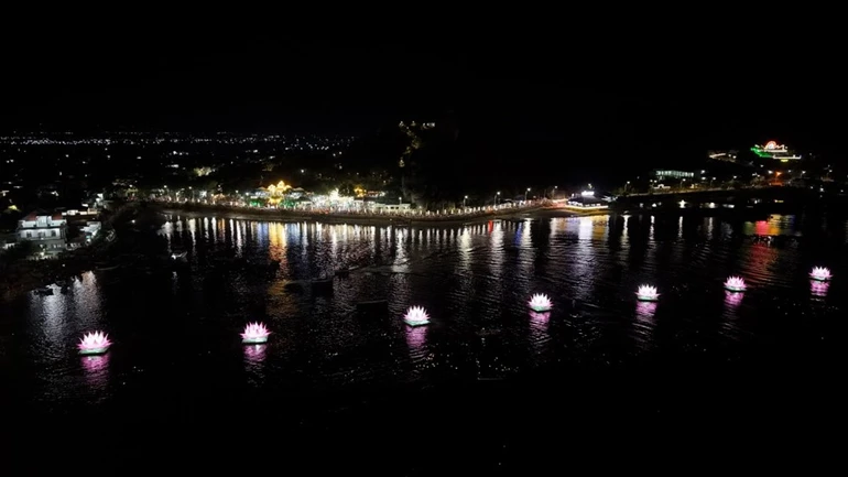7 hoa sen được thắp sáng trên Đầm Nai kính mừng Đại lễ Phật đản