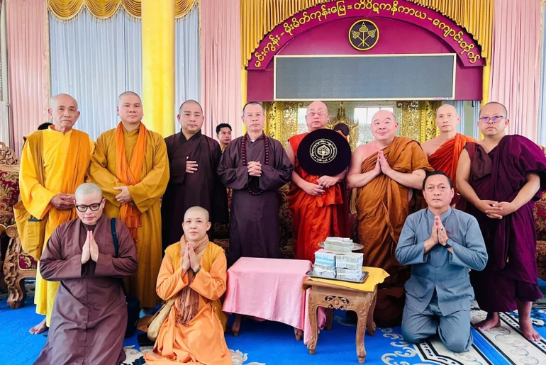 Đoàn Ban Trị sự TP.Biên Hòa thăm, cúng dường tại tu viện Mingun