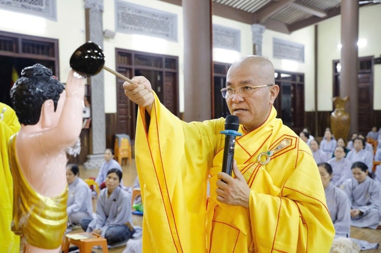 Thượng tọa Thích Quảng Hiền cử hành Lễ Tắm Phật mừng Đản sinh Đức Thế Tôn