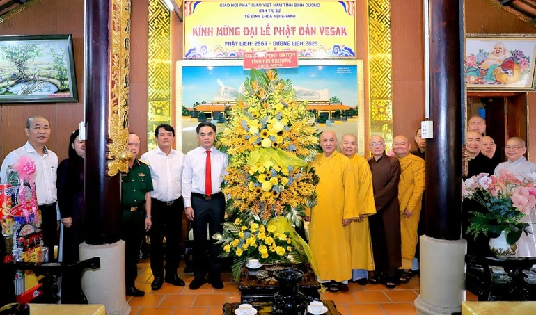 Phó Bí thư Thường trực Tỉnh ủy tỉnh Bình Dương tặng hoa chúc mừng Phật đản đến Ban Trị sự tỉnh