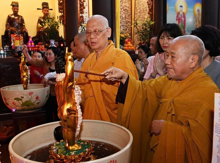 Chư tôn đức Tăng Ni, Phật tử thực hiện nghi thức Tắm Phật truyền thống