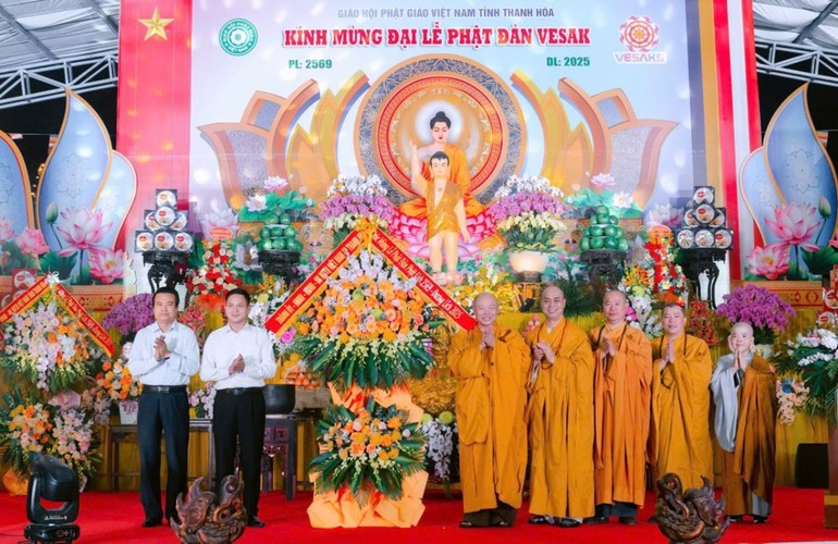 Đại diện lãnh đạo Tỉnh ủy tỉnh Thanh Hóa tặng hoa chúc mừng Đại lễ Phật đản Phật lịch 2569