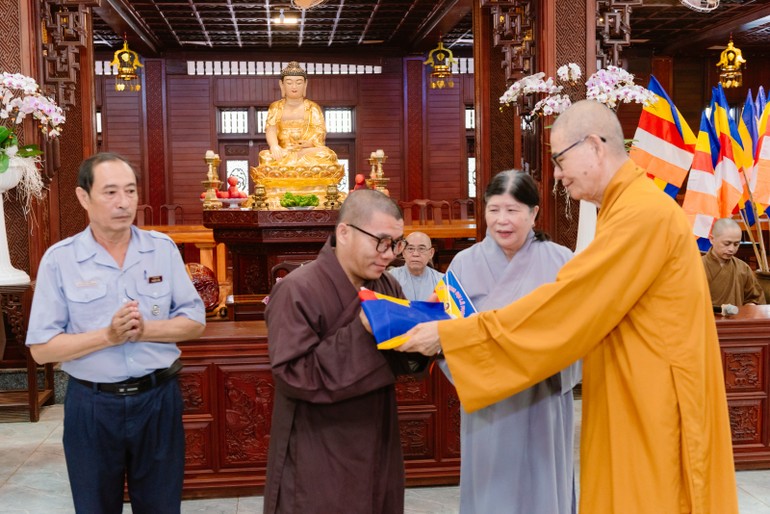 Hòa Thượng Thích Châu Quang trao cờ đến các đơn vị tự viện