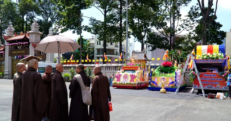 Chư tôn đức Ban Thường trực thị sát không gian đậu xe hoa của các ban chuyên môn tại Việt Nam Quốc Tự