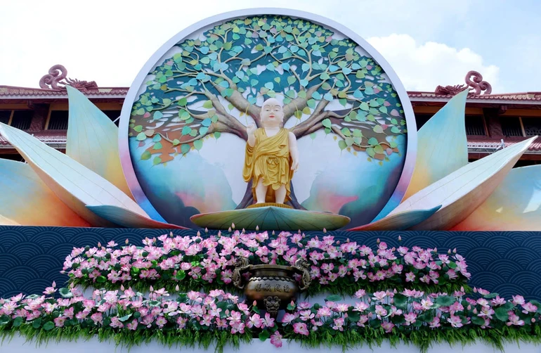 Lễ đài chính của Phật giáo TP.HCM tại Việt Nam Quốc Tự được thiết trí trang nghiêm - Ảnh: Bảo Toàn/BGN