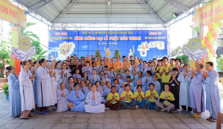 Chư tôn đức cùng các tu sinh trong khóa tu Một ngày an lạc lần thứ 20