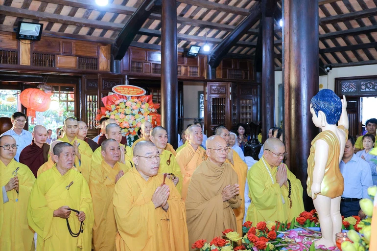 Chư tôn đức cùng đại diện chính quyền thực hiện nghi thức cúng dường Phật đản