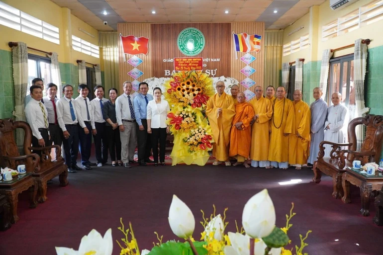 Đoàn chụp ảnh lưu niệm