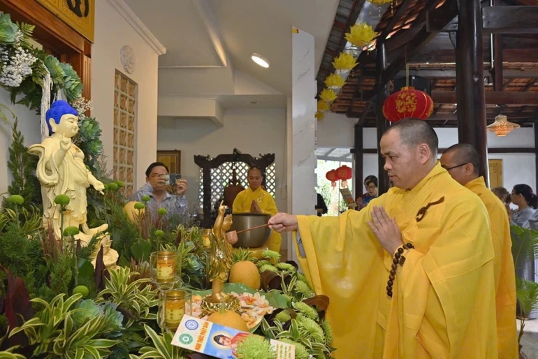 Thượng tọa Thích Thiện Thông thực hiện nghi thức Tắm Phật theo truyền thống