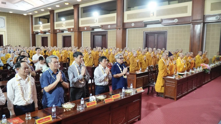 Chư tôn đức và đại biểu trong nghi thức chào Đạo kỳ tại Đại lễ Phật đản 