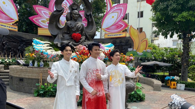 Các nghệ sĩ đang ghi hình bài ca cổ Đạo ở trong tim tại tượng đài Bồ-tát Thích Quảng Đức