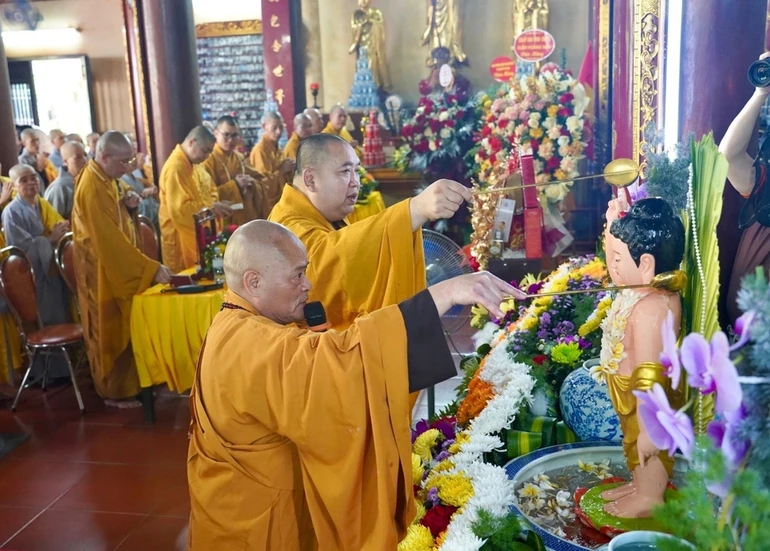  Lễ Tắm Phật của Ban Trị sự GHPGVN Q.Hoàng Mai tại chùa Khuyến Lương