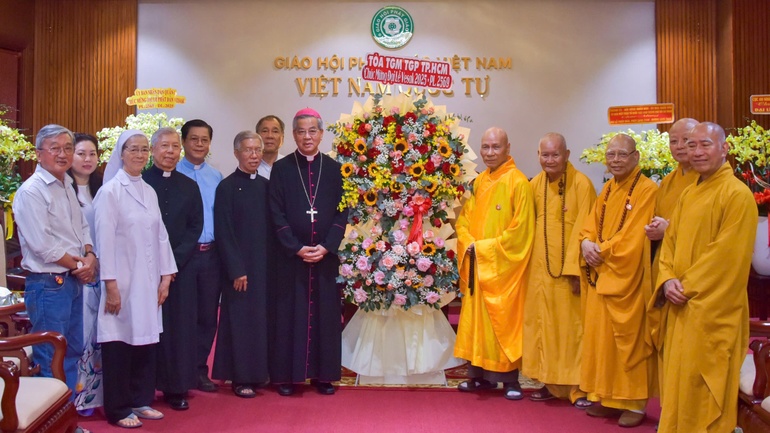 Phái đoàn tặng hoa chúc mừng Đại lễ Phật đản Phật lịch 2569 - Vesak Liên Hiệp Quốc 2025 đến chư tôn đức GHPGVN TP.HCM - Ảnh: Quảng Đạo/BGN